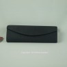pochette-en-toile-noire-et-fines-paillettes-dorees