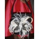 pochette-en-sisal-noir-details-ivoire-et-plumes-blanches-sac