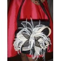 Pochette en sisal noir détails ivoire et plumes blanches Sac