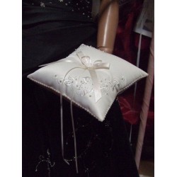 coussin-en-satin-duchesse-ivoire-brode-porte-alliances