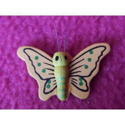1-petit-papillon-en-bois-peint-jaune-et-peche