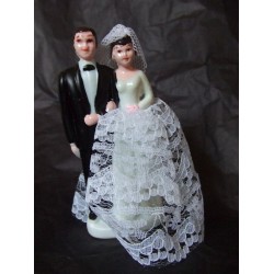 figurine-de-maries-en-plastique-noir-et-blanc-dentelle