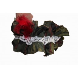 jarretiere-camouflage-militaire-dentelle-et-plumes-bordeaux