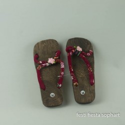 sandalettes-hawaiennes-ou-japonaises-semelles-en-bois-liens-en-t