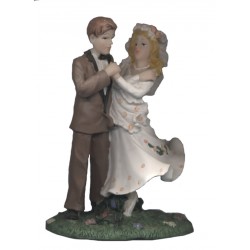 figurine-mariage-couple-de-maries-dansant-dans-l-herbe-verte