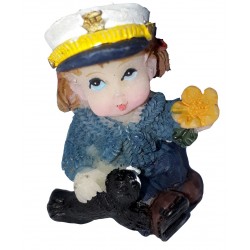 Figurine miniature 1 fillette habillée en marin jouant avec un phoque ou otarie