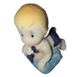 Figurine miniature 1 bébé garçon couché sur le ventre sur un coussin bleu