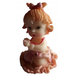 Figurine miniature 1 petite fille assise sur un tapis à volant couleur pêche