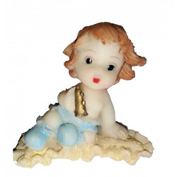Figurine miniature 1 petit garçon tenant une mini trompette assis sur un tapis à volant beige