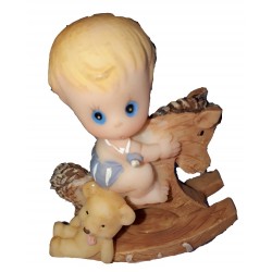 Figurine 1 bébé garçon sur un cheval à bascule avec son nounours