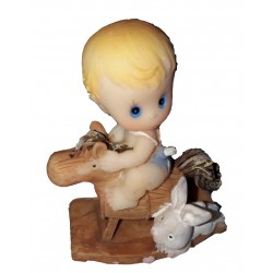Figurine 1 bébé garçon sur un cheval à bascule avec son lapin