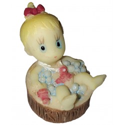Figurine miniature 1 bébé fille alongée dans son bain un baquet en bois rond