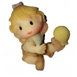 Figurine miniature petite fille jouant au ballon assise par terre