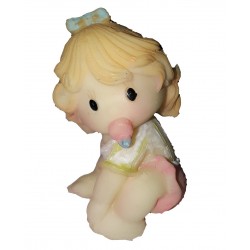 figurine miniature petite fille assise par terre avec sa sucette