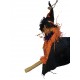 Sorcière en toile de jute noir et raphia orange elle vole sur son balai en bois