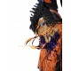 Sorcière en toile de jute noir et raphia orange elle vole sur son balai en bois