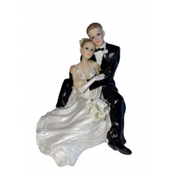 Figurine de mariage couple assis enlacé la mariée porte des gants assortis à la robe et un bouquet d'arum