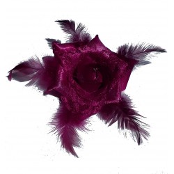 Fleur bordeaux en satin, dentelle et plumes, avec broche et élastique pour la maintenir