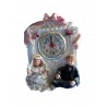 Modèle de démonstration Petite horloge couple de mariés assis sous un porche décoré résine peinte