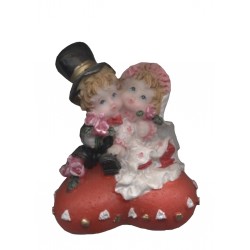figurine-mariage-couple-de-maries-sur-un-coussin-coeur-rouge