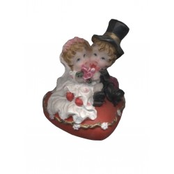 figurine-mariage-couple-de-maries-sur-un-coussin-coeur-rouge
